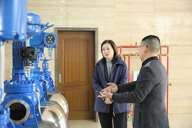 ��ͤ��ί���Ҷ��һ���߷õ����Ϻ��������ų���ͼ1��